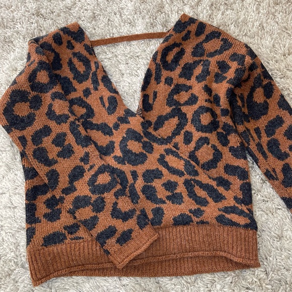 Leopard sweatshirt, wore 2 times, like new - Picture 1 of 4